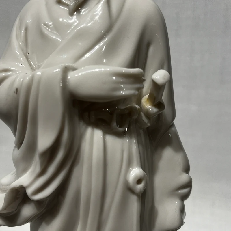 Figura de porcelana blanc de chine 'Inmortal taoísta de pie con peana'