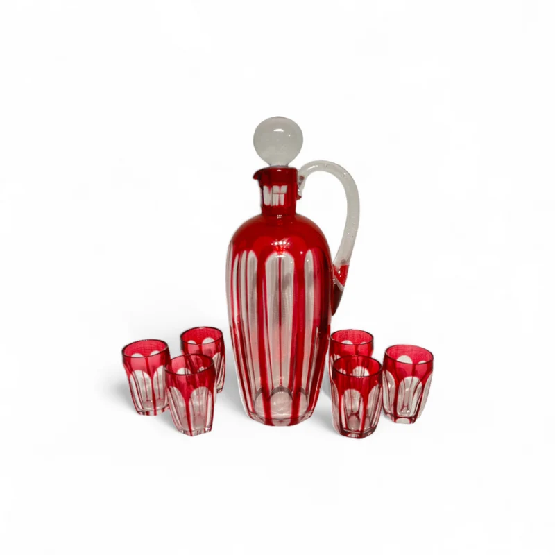 Conjunto de licorera y seis vasitos bordeaux de Cristal Nancy (1921-1934)
