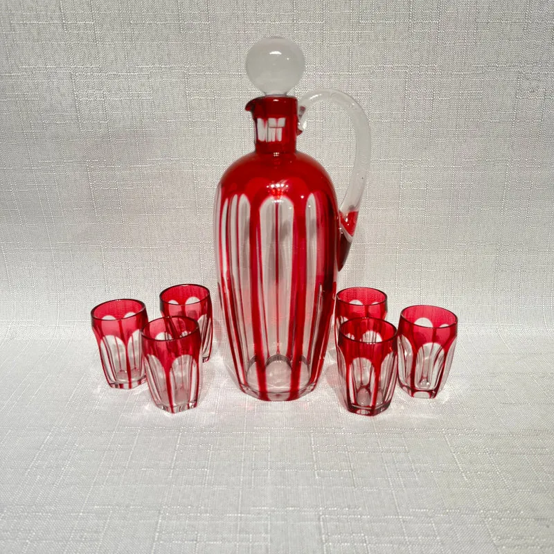 Conjunto de licorera y seis vasitos bordeaux de Cristal Nancy (1921-1934)