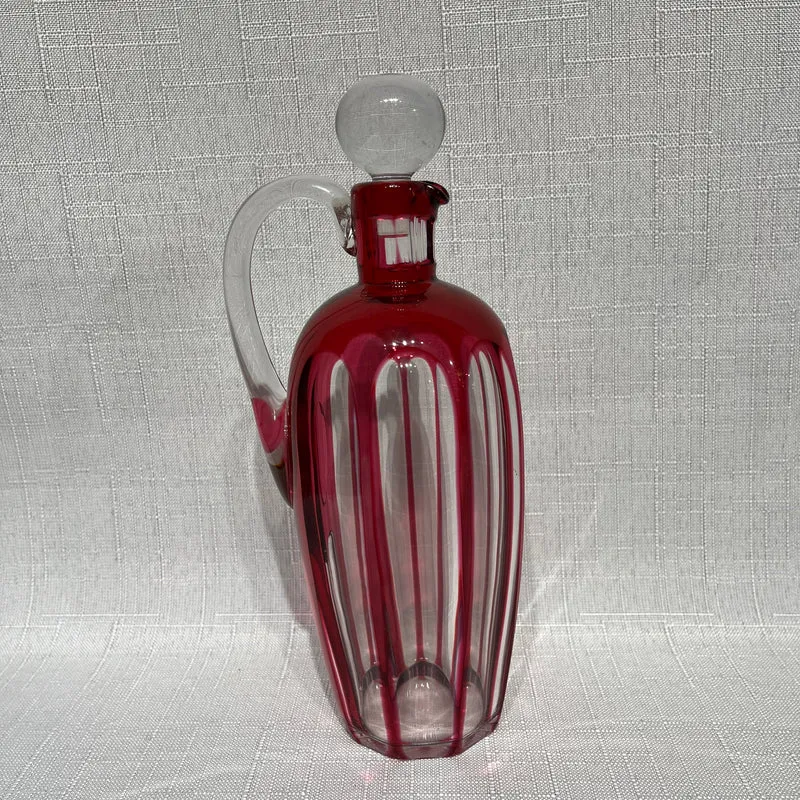 Conjunto de licorera y seis vasitos bordeaux de Cristal Nancy (1921-1934)