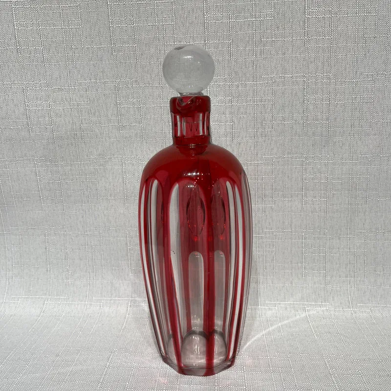 Conjunto de licorera y seis vasitos bordeaux de Cristal Nancy (1921-1934)