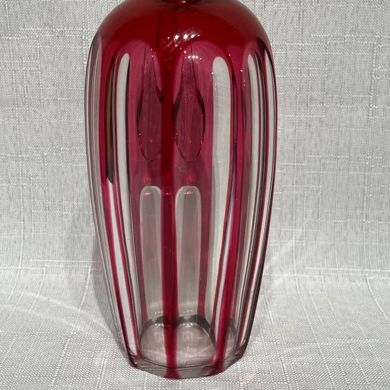 Conjunto de licorera y seis vasitos bordeaux de Cristal Nancy (1921-1934)