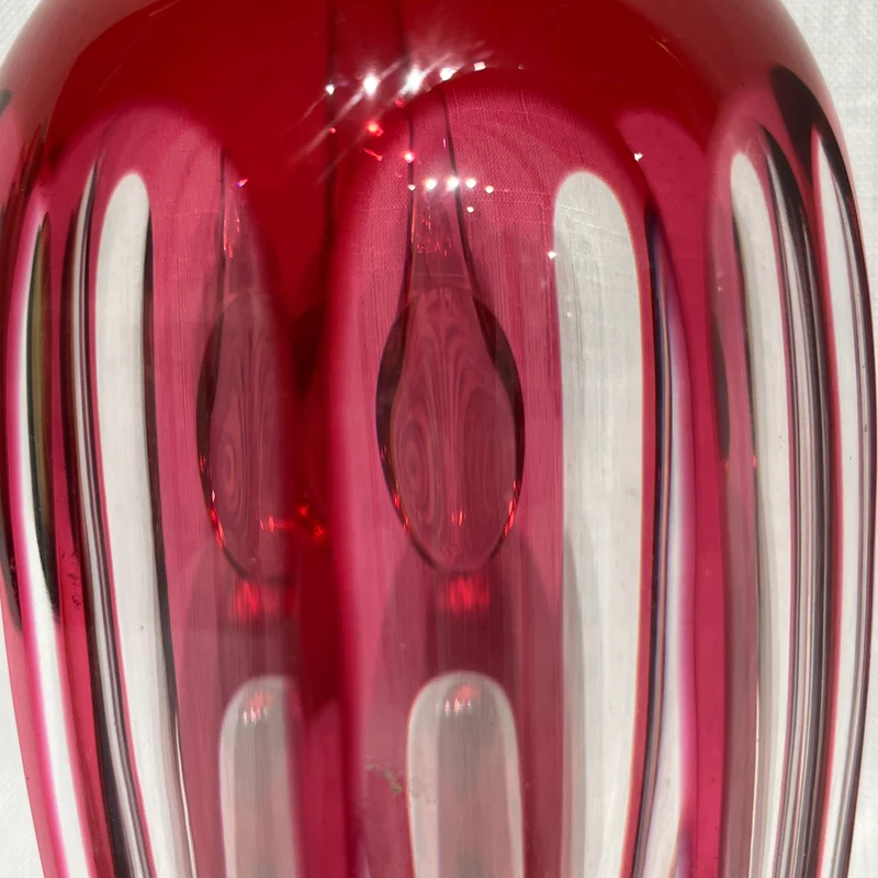 Conjunto de licorera y seis vasitos bordeaux de Cristal Nancy (1921-1934)