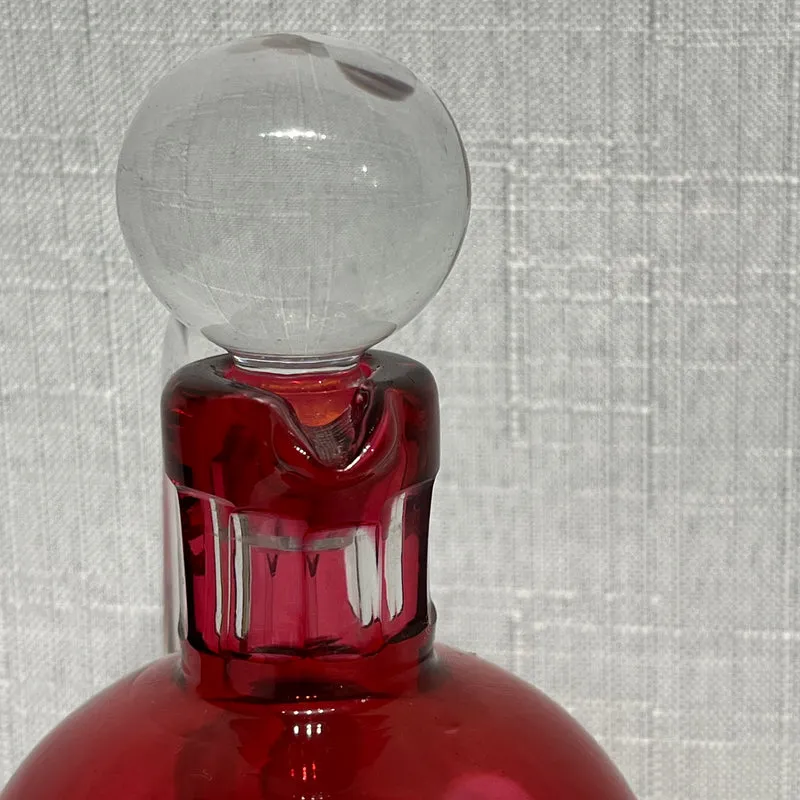 Conjunto de licorera y seis vasitos bordeaux de Cristal Nancy (1921-1934)