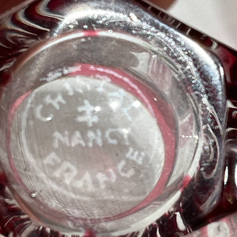 Conjunto de licorera y seis vasitos bordeaux de Cristal Nancy (1921-1934)