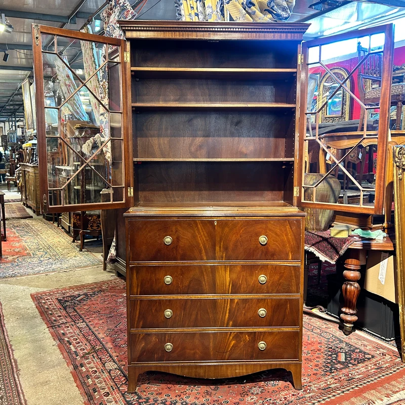 Cabinet secretaire Inglés en caoba satinada y raiz de caoba circa 1920