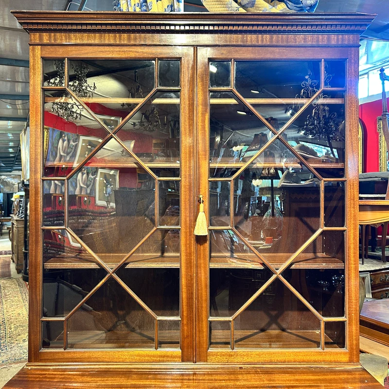 Cabinet secretaire Inglés en caoba satinada y raiz de caoba circa 1920