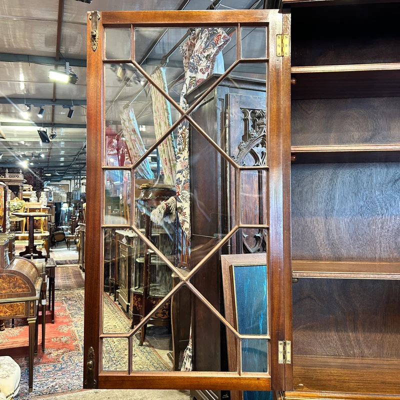 Cabinet secretaire Inglés en caoba satinada y raiz de caoba circa 1920