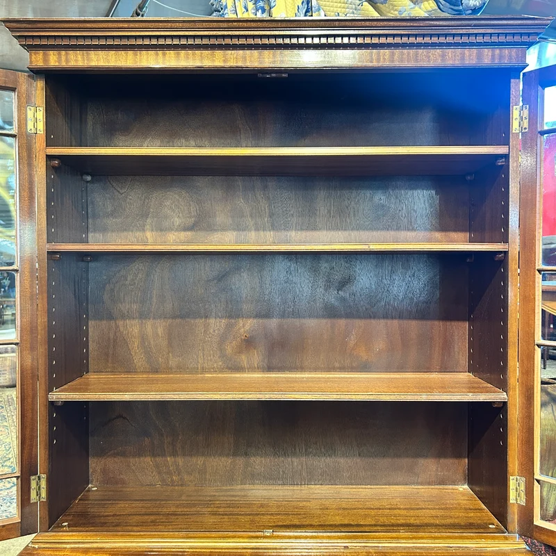 Cabinet secretaire Inglés en caoba satinada y raiz de caoba circa 1920