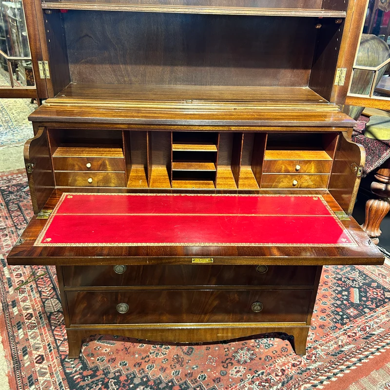 Cabinet secretaire Inglés en caoba satinada y raiz de caoba circa 1920