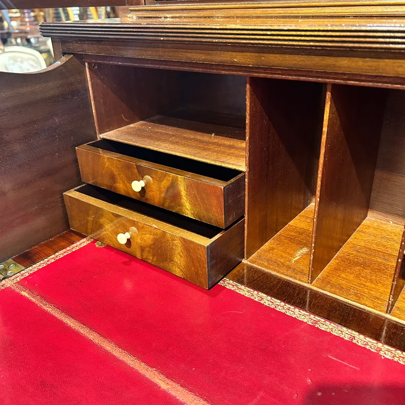 Cabinet secretaire Inglés en caoba satinada y raiz de caoba circa 1920
