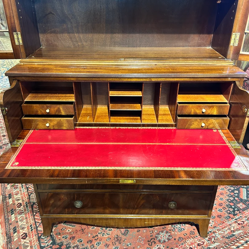 Cabinet secretaire Inglés en caoba satinada y raiz de caoba circa 1920