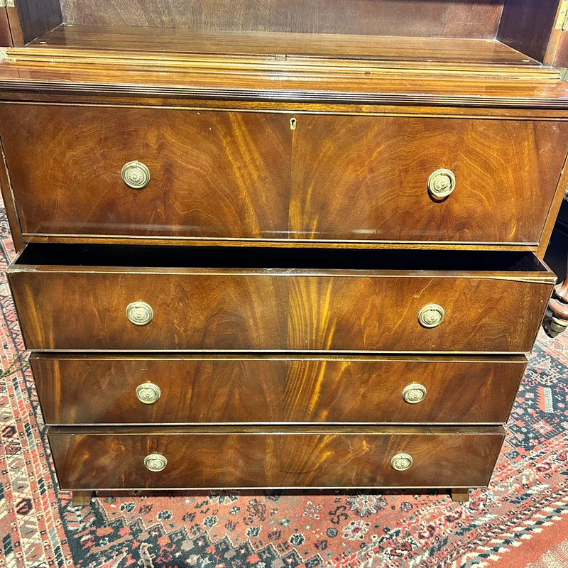 Cabinet secretaire Inglés en caoba satinada y raiz de caoba circa 1920