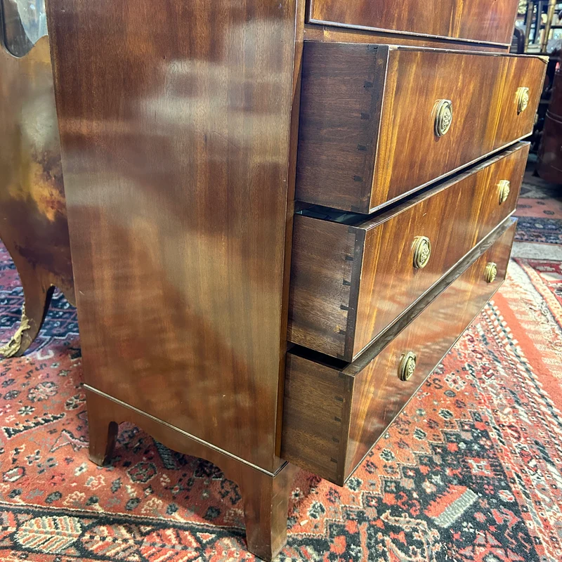 Cabinet secretaire Inglés en caoba satinada y raiz de caoba circa 1920