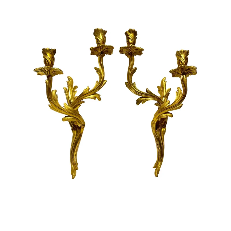 Par apliques franceses en bronce ormolú de dos luces estilo rococó