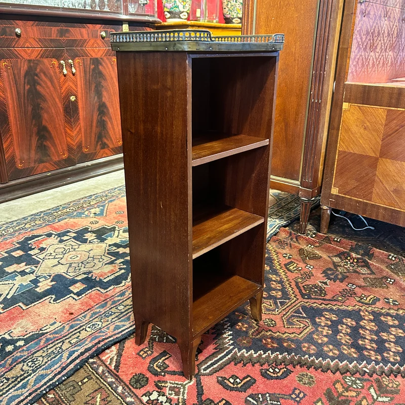 Petit etagere tres casilleros caoba, mármol blanco baranda bronce estilo Luis XVI