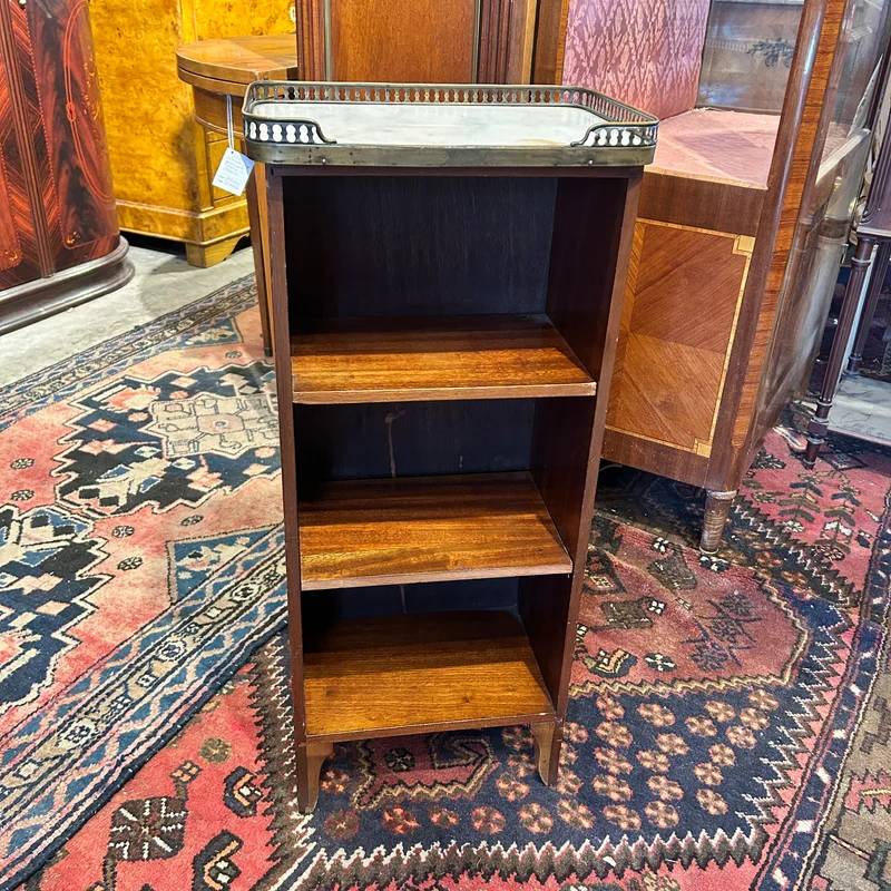 Petit etagere tres casilleros caoba, mármol blanco baranda bronce estilo Luis XVI