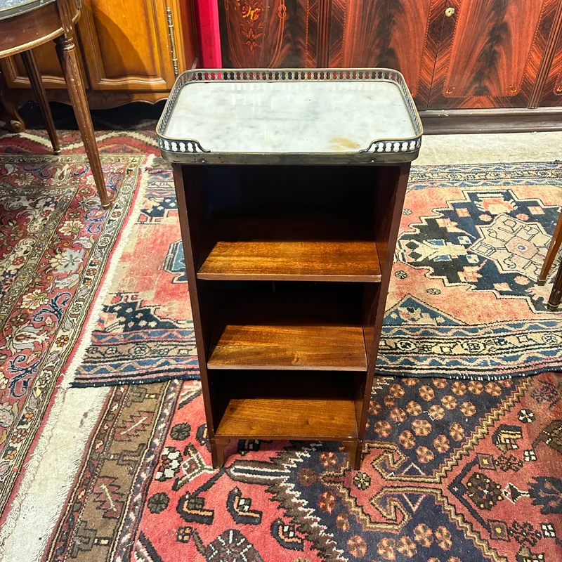Petit etagere tres casilleros caoba, mármol blanco baranda bronce estilo Luis XVI