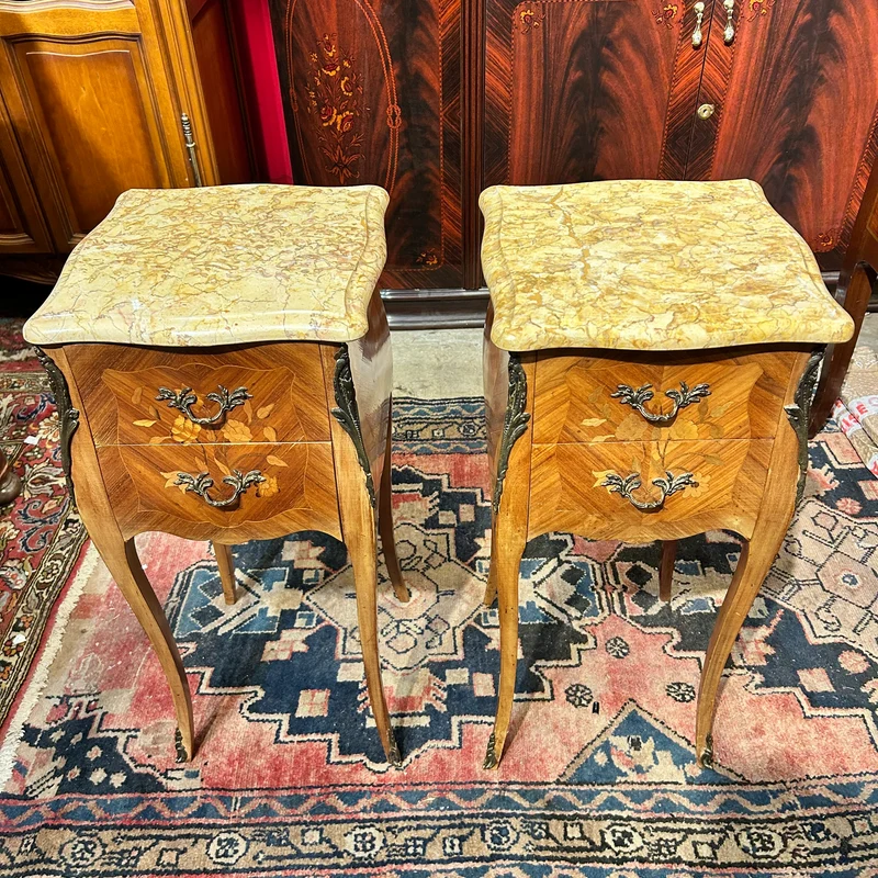 Par de veladores franceses Estilo Luis XV en palo rosa y caoba satinada