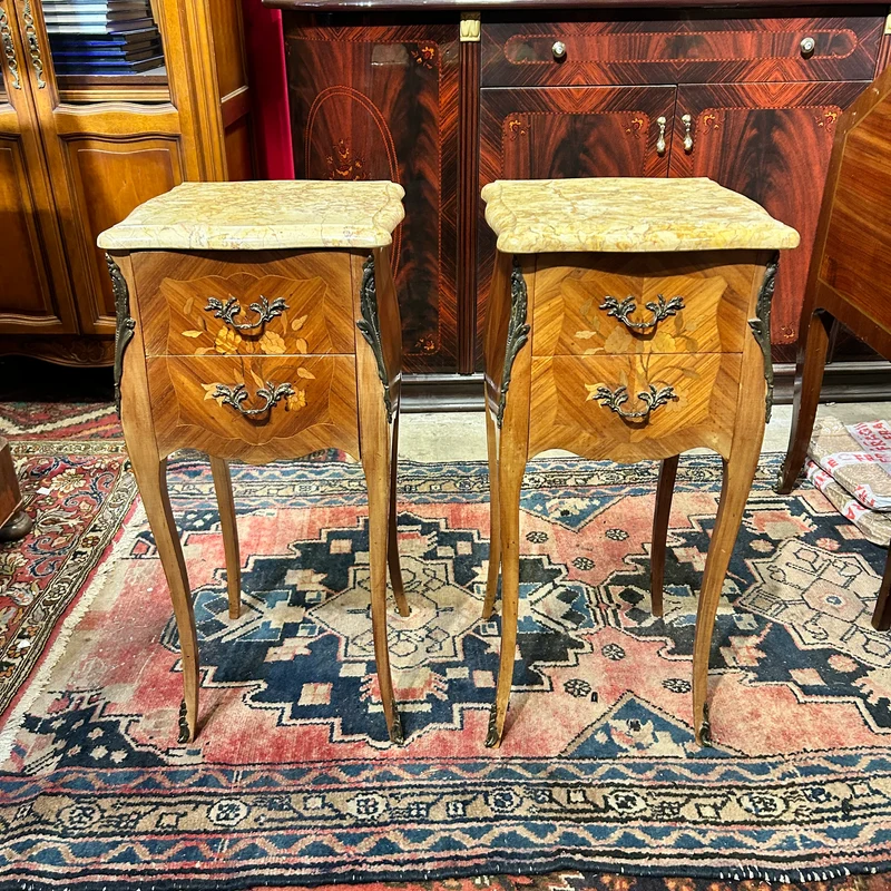 Par de veladores franceses Estilo Luis XV en palo rosa y caoba satinada