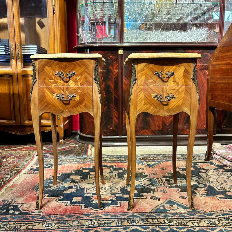 Par de veladores franceses Estilo Luis XV en palo rosa y caoba satinada