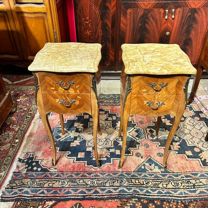 Par de veladores franceses Estilo Luis XV en palo rosa y caoba satinada