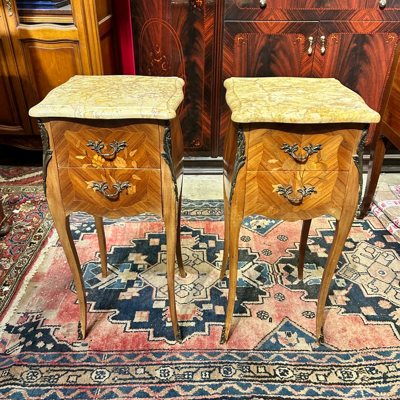 Par de veladores franceses Estilo Luis XV en palo rosa y caoba satinada