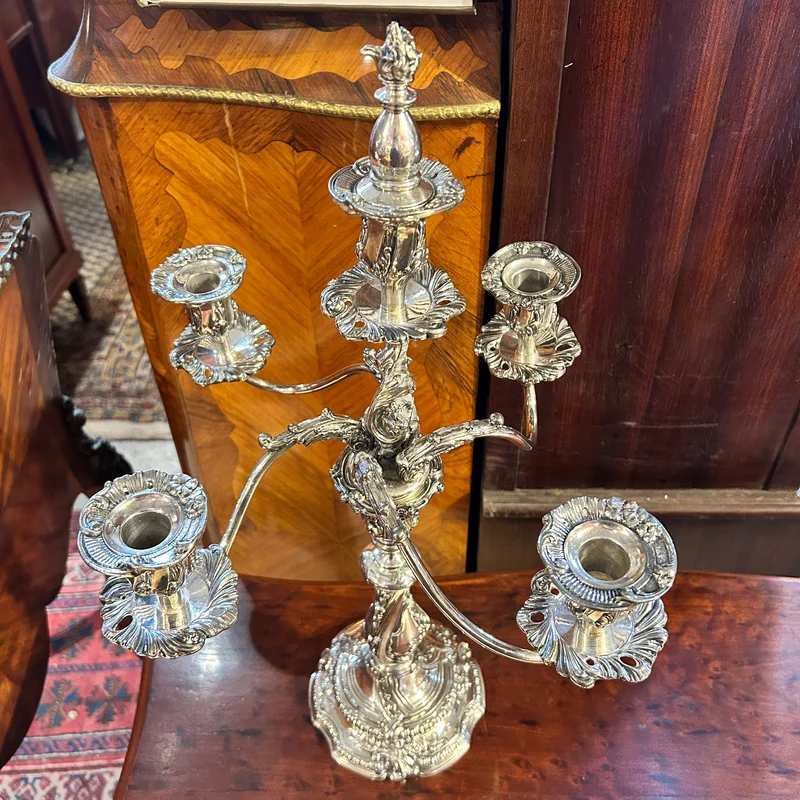Candelabro de una y cinco luces de plaqué inglés Reed & Barton estilo barroco fines s.XIX