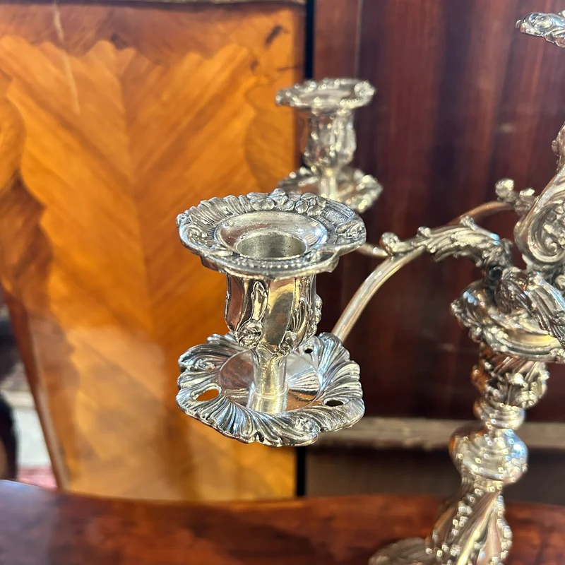Candelabro de una y cinco luces de plaqué inglés Reed & Barton estilo barroco fines s.XIX