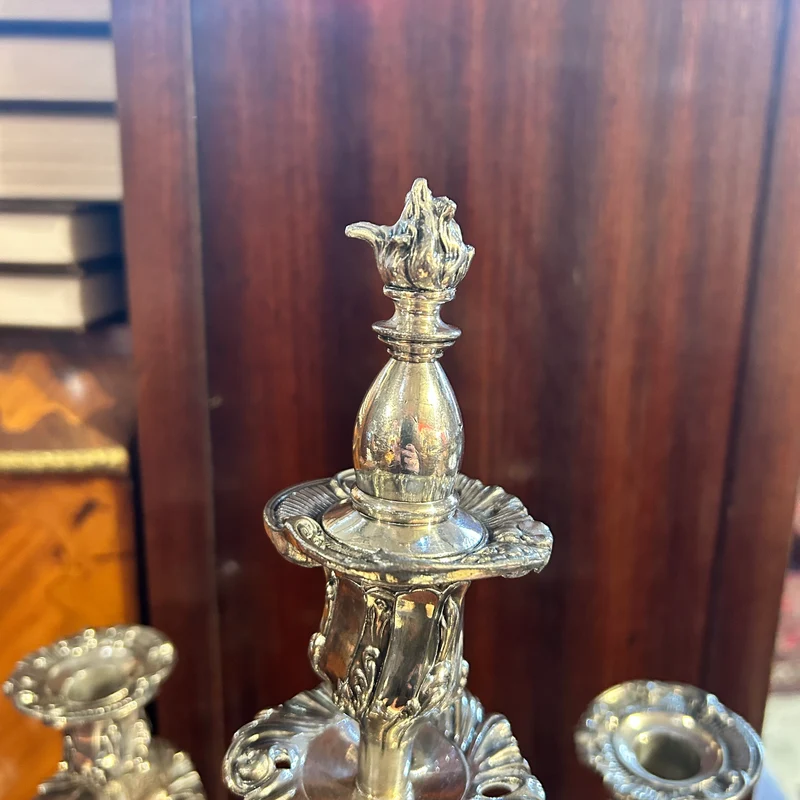 Candelabro de una y cinco luces de plaqué inglés Reed & Barton estilo barroco fines s.XIX