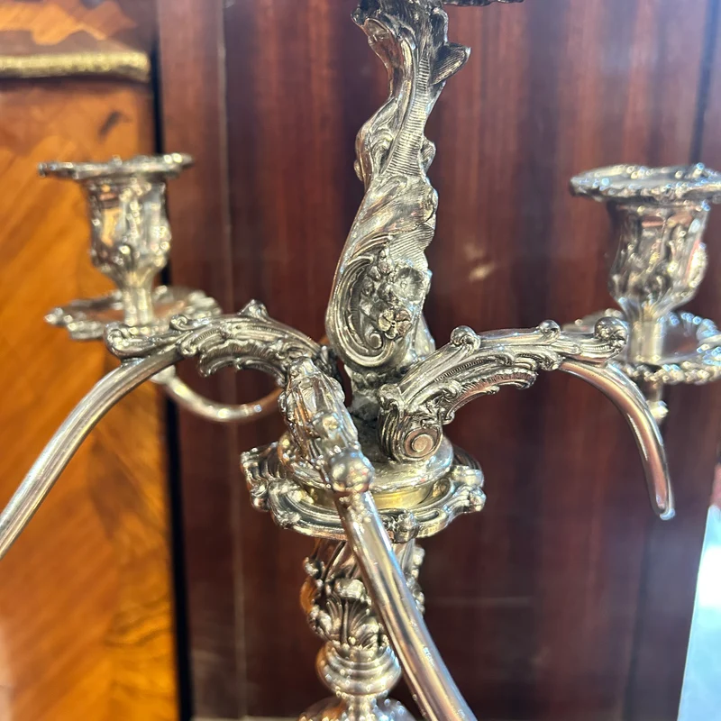 Candelabro de una y cinco luces de plaqué inglés Reed & Barton estilo barroco fines s.XIX