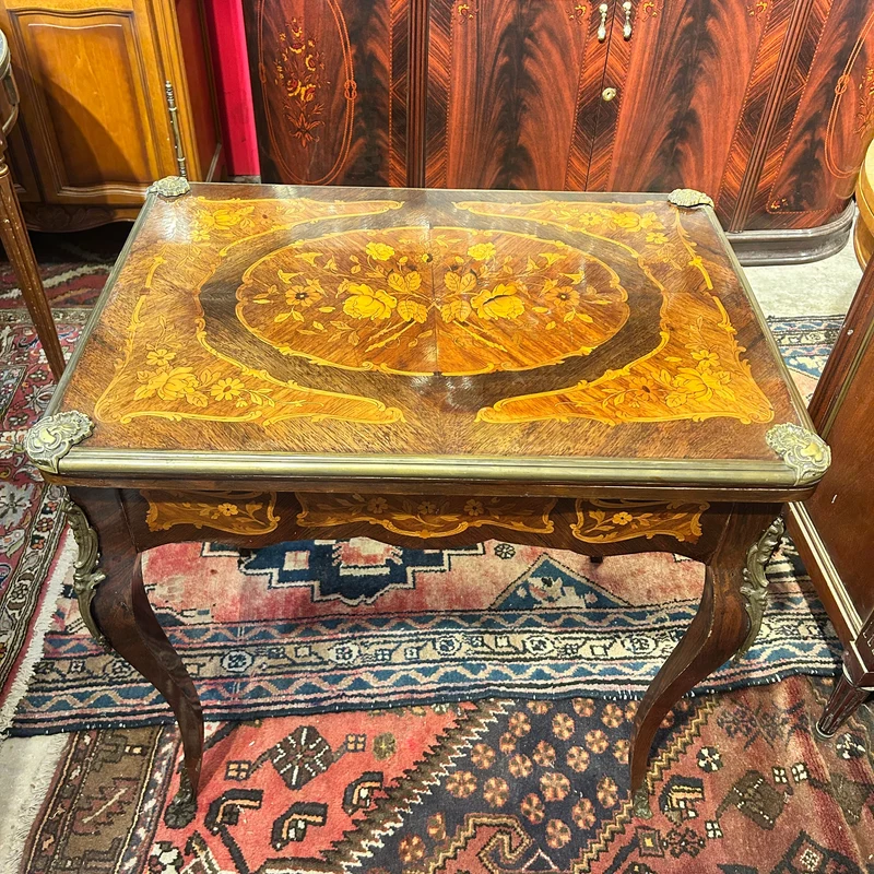 Mesa de juego estilo Luis XV marquetería de flores y aplicaciones de bronce