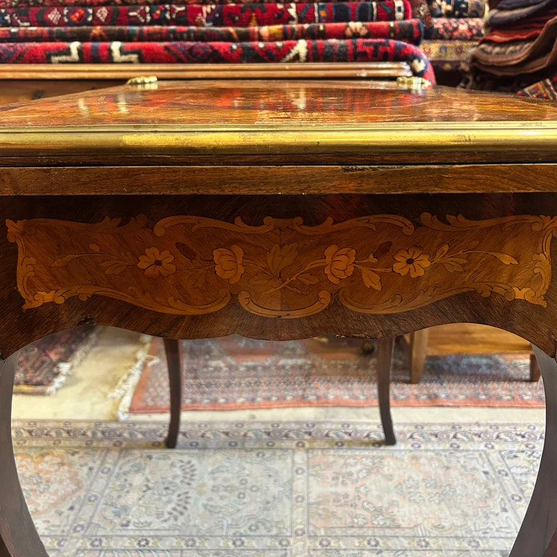 Mesa de juego estilo Luis XV marquetería de flores y aplicaciones de bronce