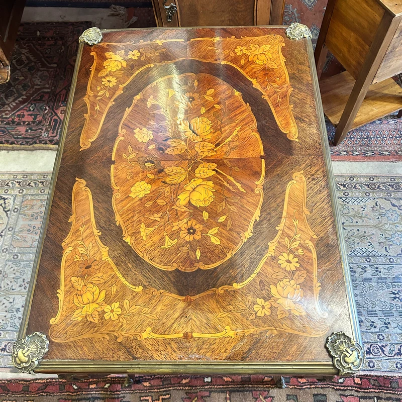 Mesa de juego estilo Luis XV marquetería de flores y aplicaciones de bronce