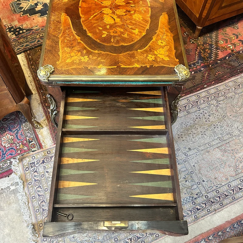 Mesa de juego estilo Luis XV marquetería de flores y aplicaciones de bronce