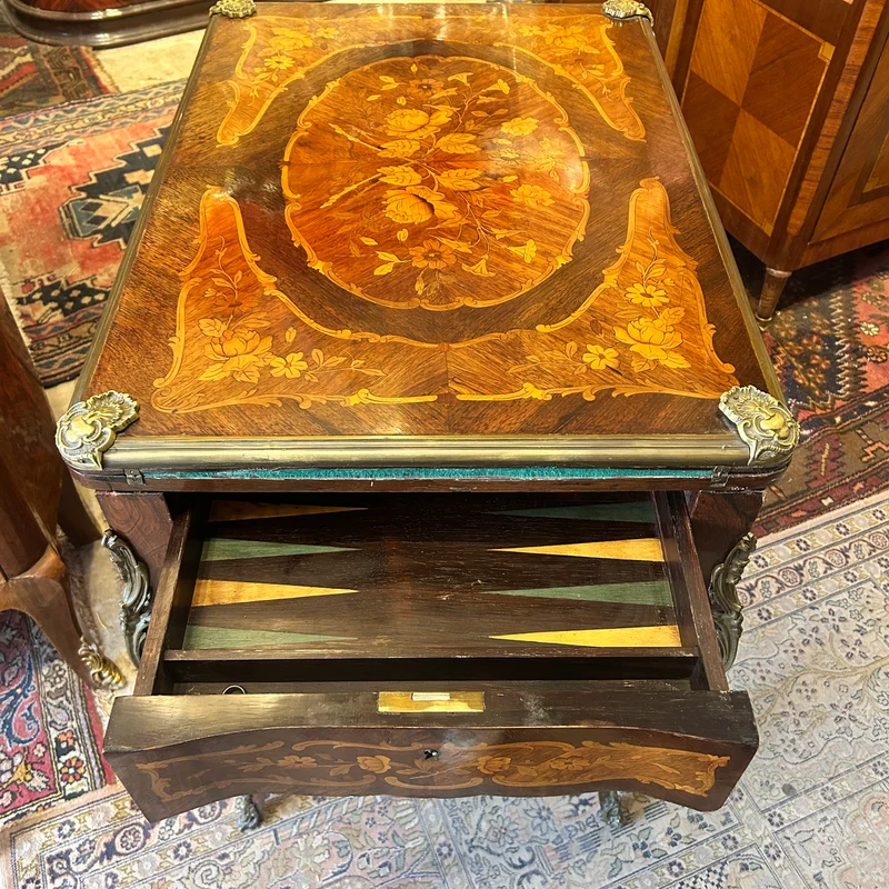 Mesa de juego estilo Luis XV marquetería de flores y aplicaciones de bronce