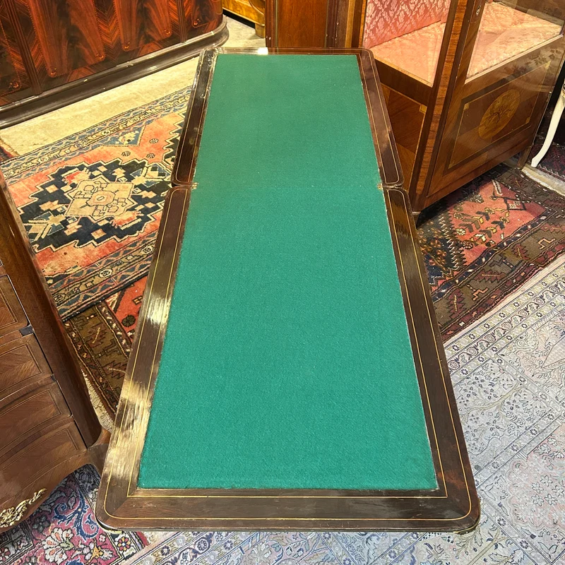 Mesa de juego estilo Luis XV marquetería de flores y aplicaciones de bronce