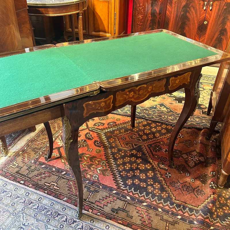 Mesa de juego estilo Luis XV marquetería de flores y aplicaciones de bronce
