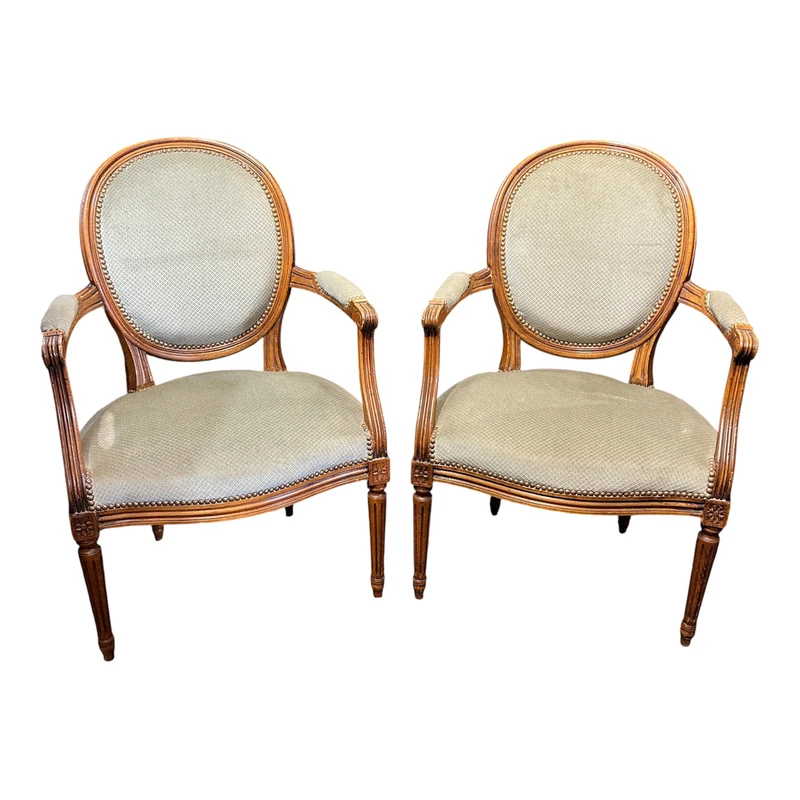 Par de sillones con respaldo medallón, estilo Luis XVI