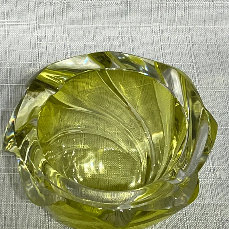 Centro de mesa de cristal amarillo con relieves en espiral Art Deco años 60