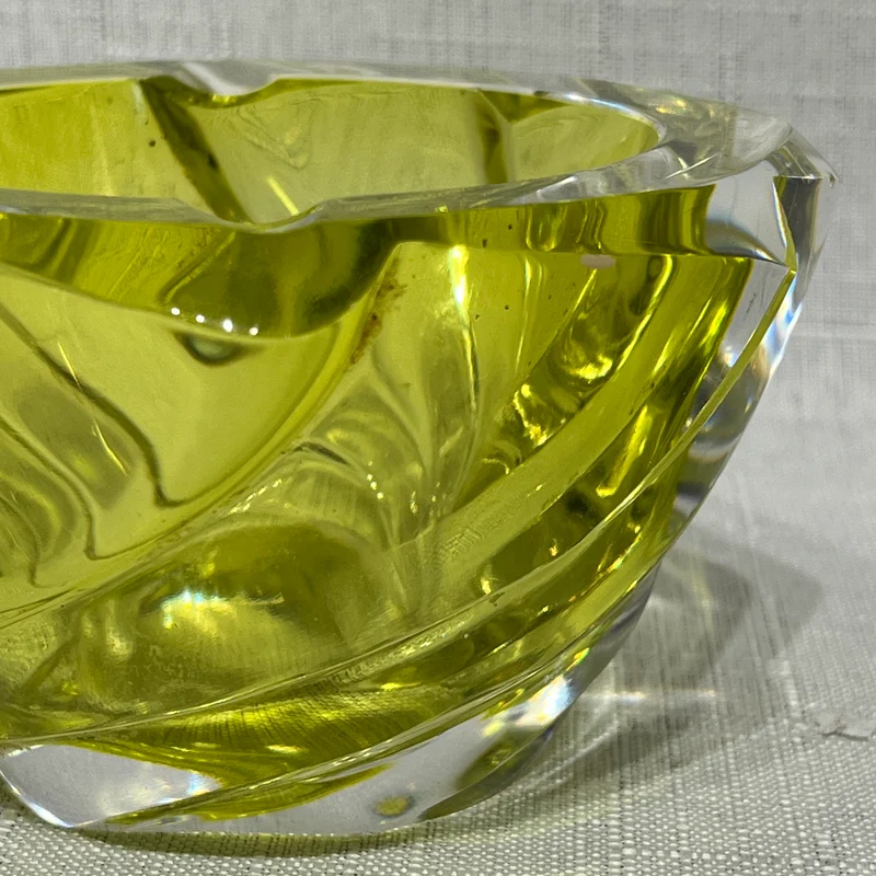 Centro de mesa de cristal amarillo con relieves en espiral Art Deco años 60