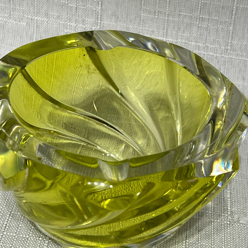 Centro de mesa de cristal amarillo con relieves en espiral Art Deco años 60