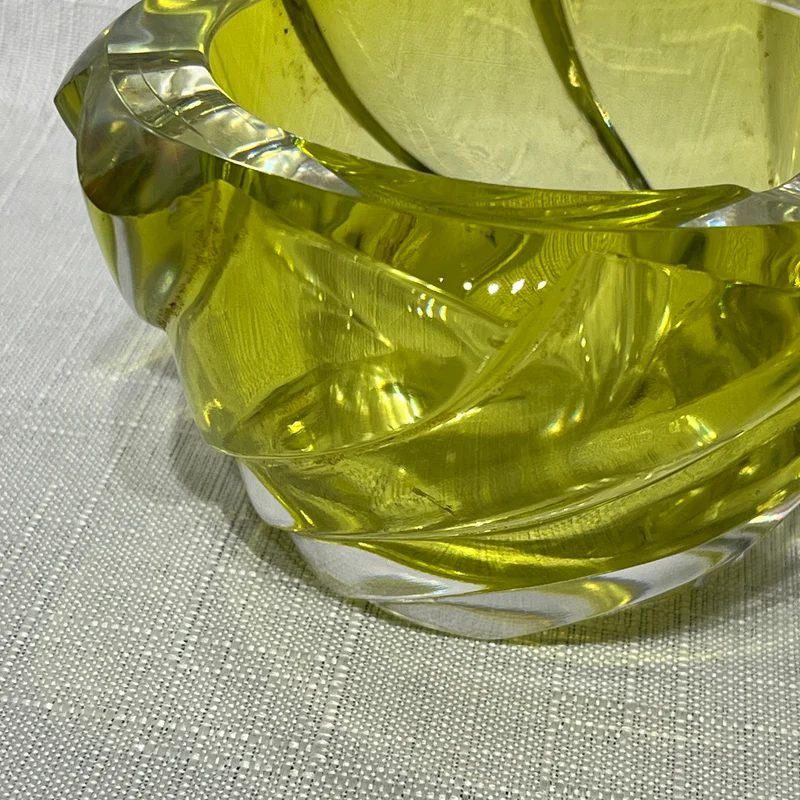 Centro de mesa de cristal amarillo con relieves en espiral Art Deco años 60