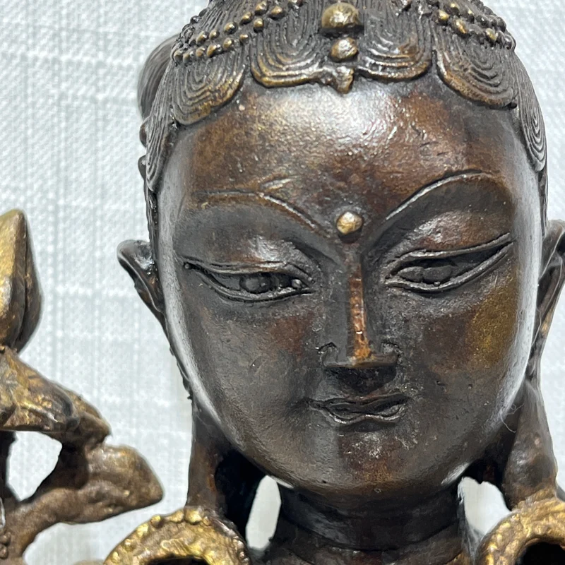 Figura tibetana de Bodhisattva Tara en bronce dorado y café fines s.XIX