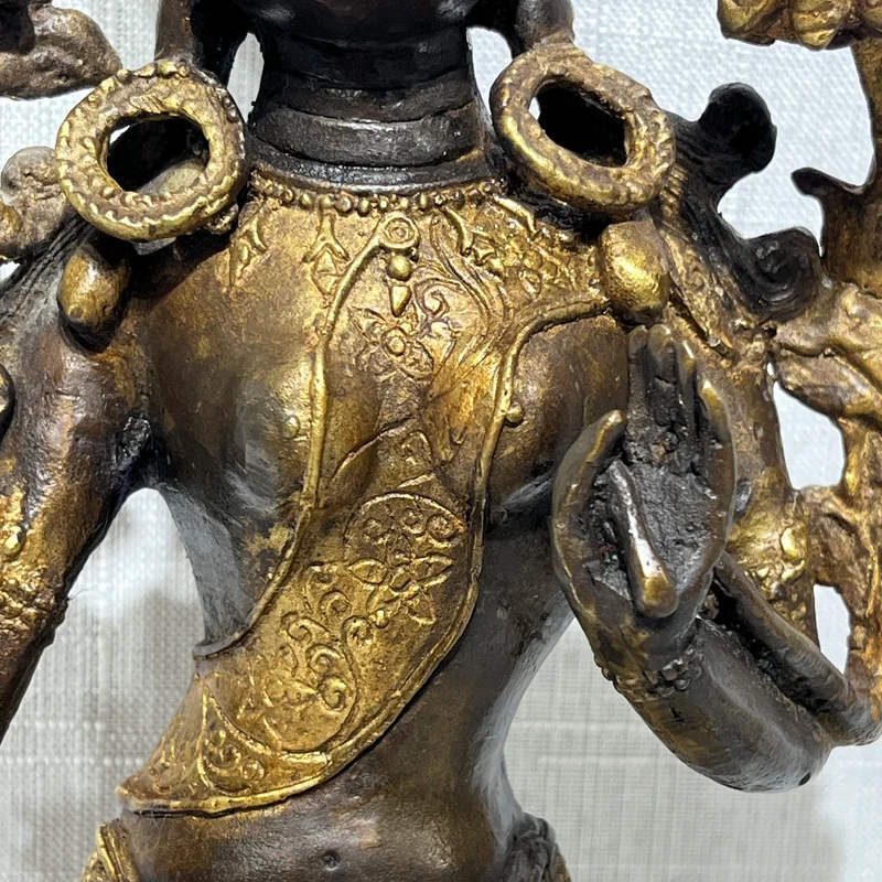 Figura tibetana de Bodhisattva Tara en bronce dorado y café fines s.XIX