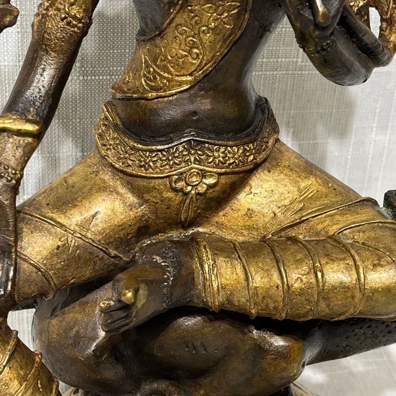 Figura tibetana de Bodhisattva Tara en bronce dorado y café fines s.XIX
