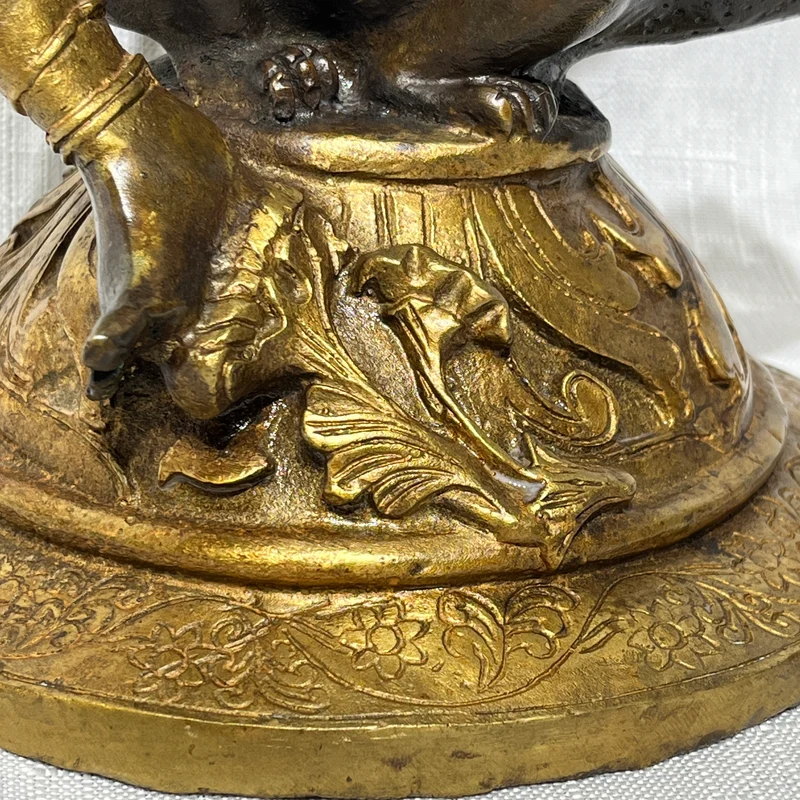 Figura tibetana de Bodhisattva Tara en bronce dorado y café fines s.XIX