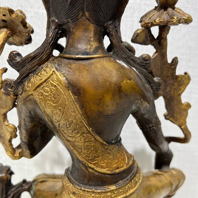 Figura tibetana de Bodhisattva Tara en bronce dorado y café fines s.XIX