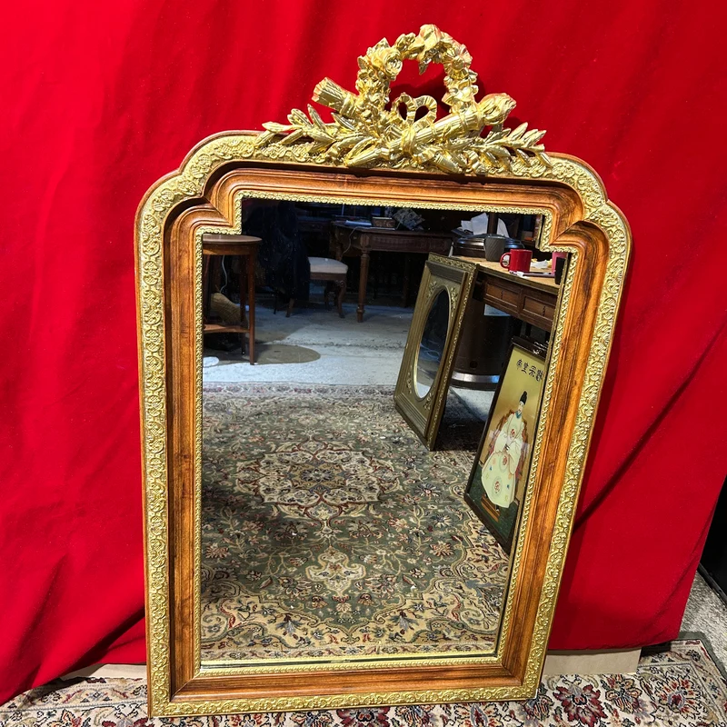 Espejo francés en madera y estuco dorado, decoración trofeos y guirnaldas estilo Luis XVI