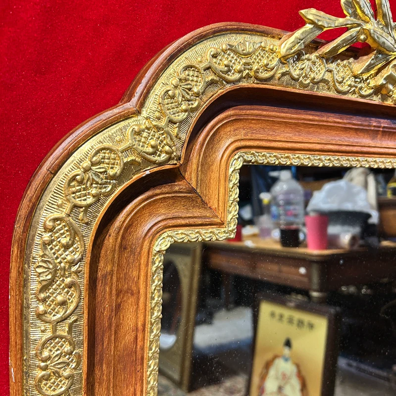 Espejo francés en madera y estuco dorado, decoración trofeos y guirnaldas estilo Luis XVI